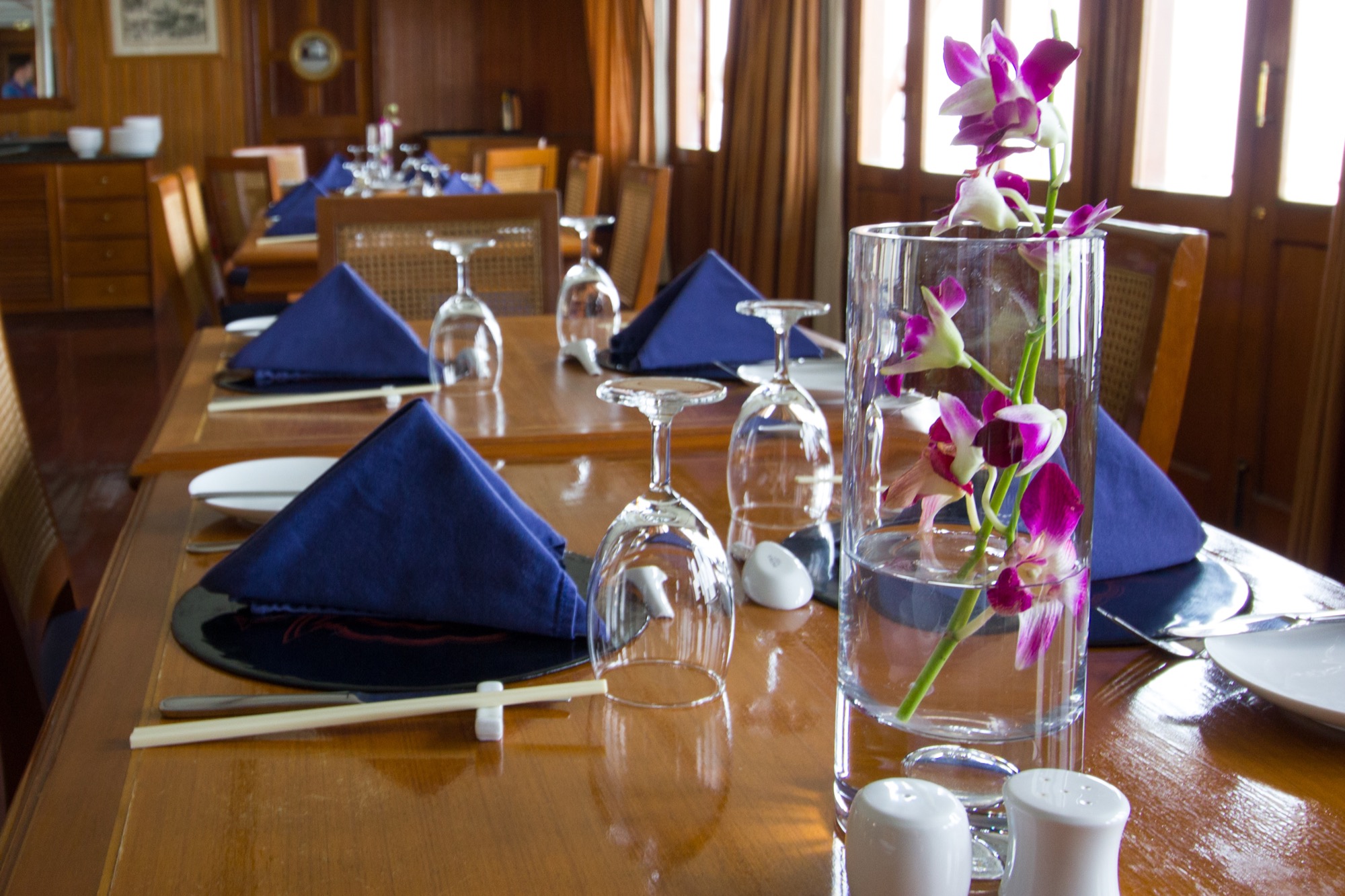Pandaw RV Pandaw II Restaurant 2.jpg